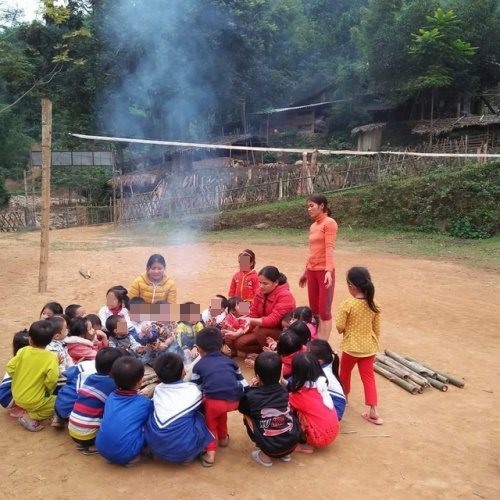 Để chống lại cái rét buốt cắt da cắt thịt, học sinh vùng cao phải đốt lửa để sưởi ấm.