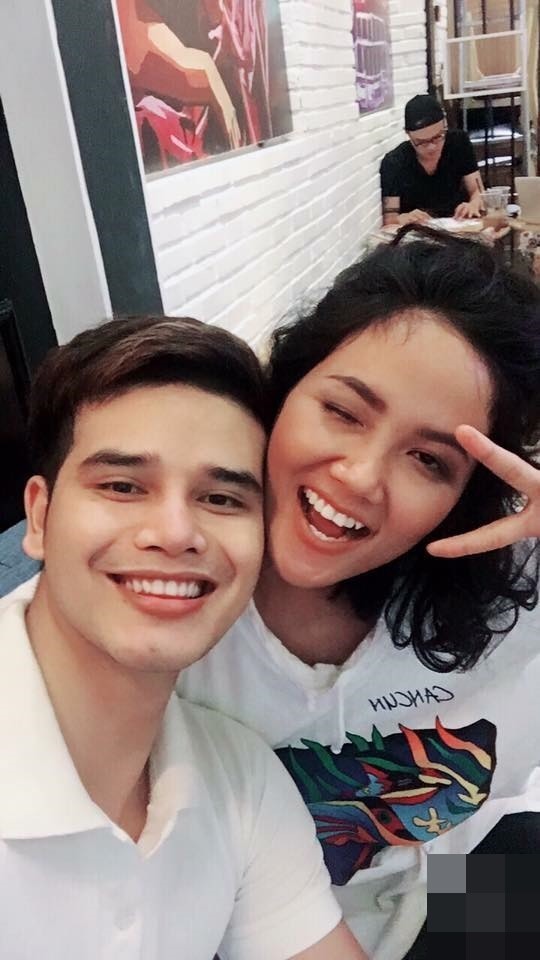 K' Brơi và H'hen Niê quen biết nhau qua chương trình