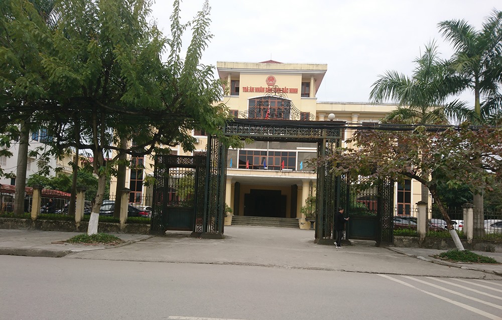 TAND tỉnh Bắc Ninh mở phiên phân xử vụ tài xế kiện cảnh sát giao thông vì lỗi vượt đèn vàng. Ảnh: PĐ.