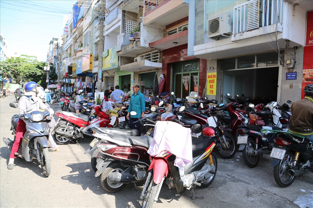 Bãi xe trên đường Tân Sơn Hòa, P.2, Q.TB “nuốt” vỉa hè làm nơi trông giữ xe. Ảnh: Ngọc Tiến