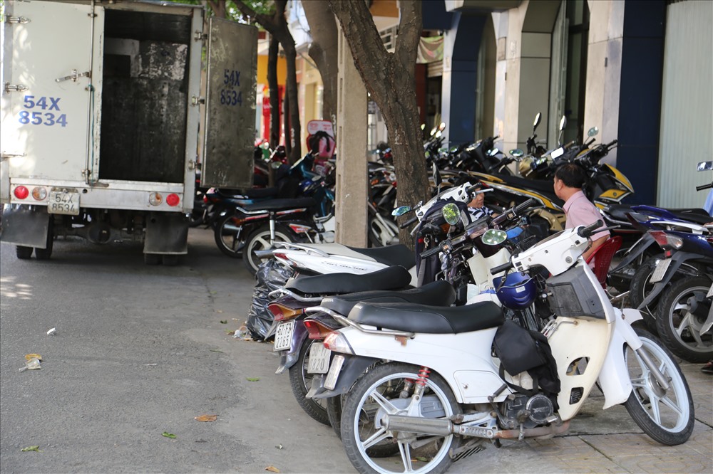 Một góc vỉa hè bị chiếm dụng để đậu xe, buôn bán. Ảnh: Ngọc Tiến