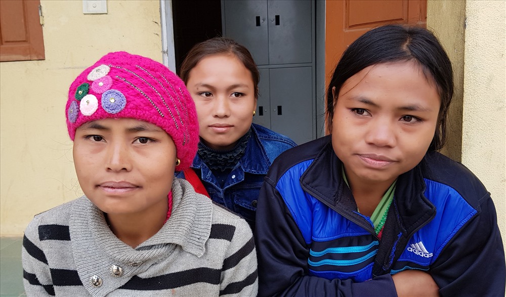 Tại UBND xã Keng Đu, chúng tôi gặp ba phụ nữ là chị em ruột này, hai trong số họ là góa phụ có chồng chết trong bãi vàng Quảng Nam.
