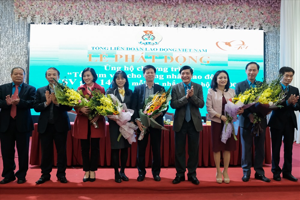 Thường trực Đoàn Chủ tịch Tổng LĐLĐVN chụp ảnh lưu niệm với đại diện các đơn vị, doanh nghiệp đã ủng hộ chương trình “Tết Sum vầy“.