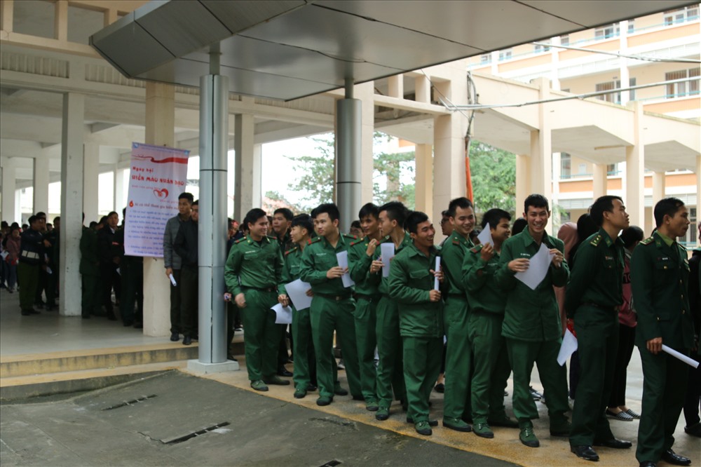 Rất đông các cán bộ, chiến sĩ công an, biên phòng và sinh viên tham gia hưởng ứng ngày “Chủ nhật Đỏ“. (ảnh: Bảo Trung)