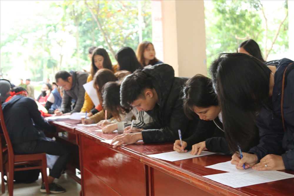 Các bạn sinh viên làm thủ tục đăng ký hiến máu. (ảnh: Bảo Trung)