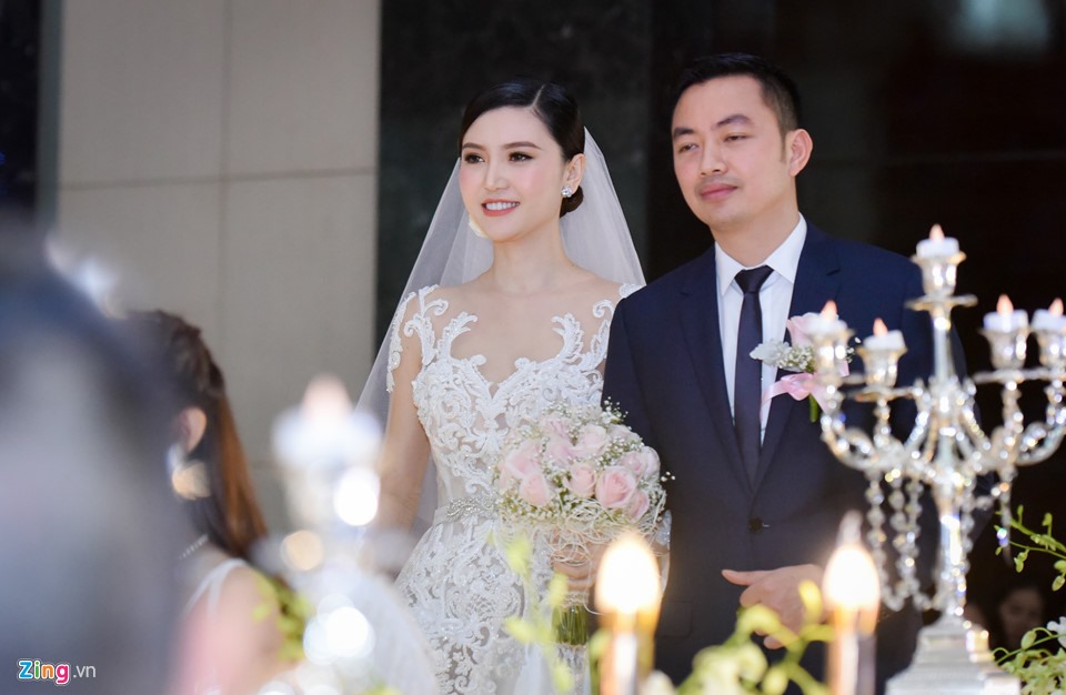 Ngọc Duyên xinh đẹp trong lễ cưới cùng ông xã doanh nhân. Ảnh: Zing