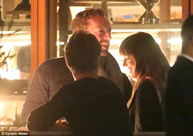 Cả Dakota Johnson và Chris Martin đều tỏ ra khá thoải mái khi lộ diện trước ống kính máy ảnh. Ảnh: Ảnh: Splash.