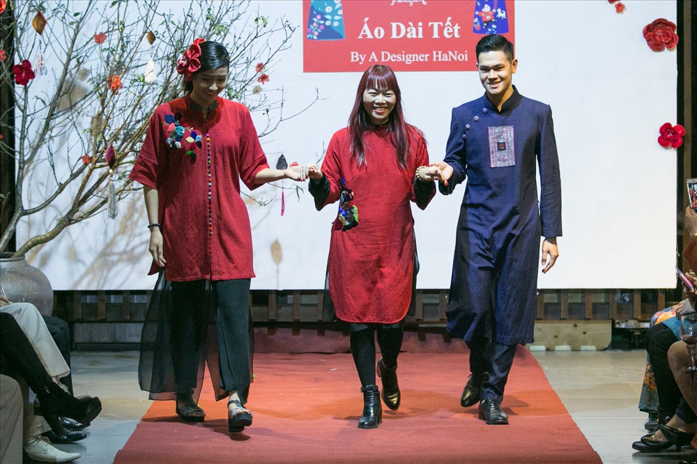 Đứng trên cương vị là nhà thiết kế nổi tiếng hiện nay, Designer Trịnh Bích Thủy cho biết: “Trong 3 năm gần đây Áo Dài trở thành câu chuyện quan trọng dịp Tết. Cũng có thể do trong thời đại mọi người không còn lo “ăn no mặc ấm” nữa mà là “ăn ngon mặc đẹp”. Nên việc ăn mặc phải càng phải đơn giản nhưng vẫn giữ được nét mềm mại uyển chuyển mà tinh tế. Chính vì thế, Áo Dài cách tân ra đời để đáp ứng mọi nhu cầu đó. Tuy nhiên phong cách truyền thống thì luôn mang lại vẻ đẹp lãng mạn cho phụ nữ Việt Nam mỗi khi mặc trong những dịp lễ Tết hoặc những ngày quan trọng trong cuộc sống”.