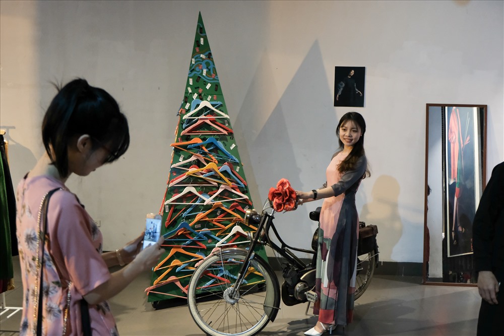 Bạn Yến (Sinh viên đại học Bách Khoa) cho biết: “Mình thấy Áo Dài cánh tân rất mới mẻ. Với tuổi trẻ như bọn mình có thể diện nhiều dịp. Các chị lớn hơn thì có thể mặc đi làm hoặc đi chơi với gia đình hay những ngày trọng đại như cưới hỏi sự kiện”.
