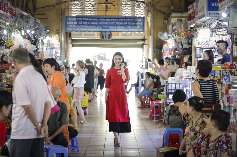 Tường Linh tại chợ Bến Thành