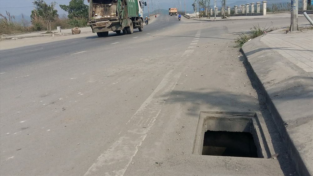Chiếc nắp cống ở vị trí cuối cùng trên đường 337 (gần cầu Bang) đã biến mất. Ảnh: Nguyễn Hùng