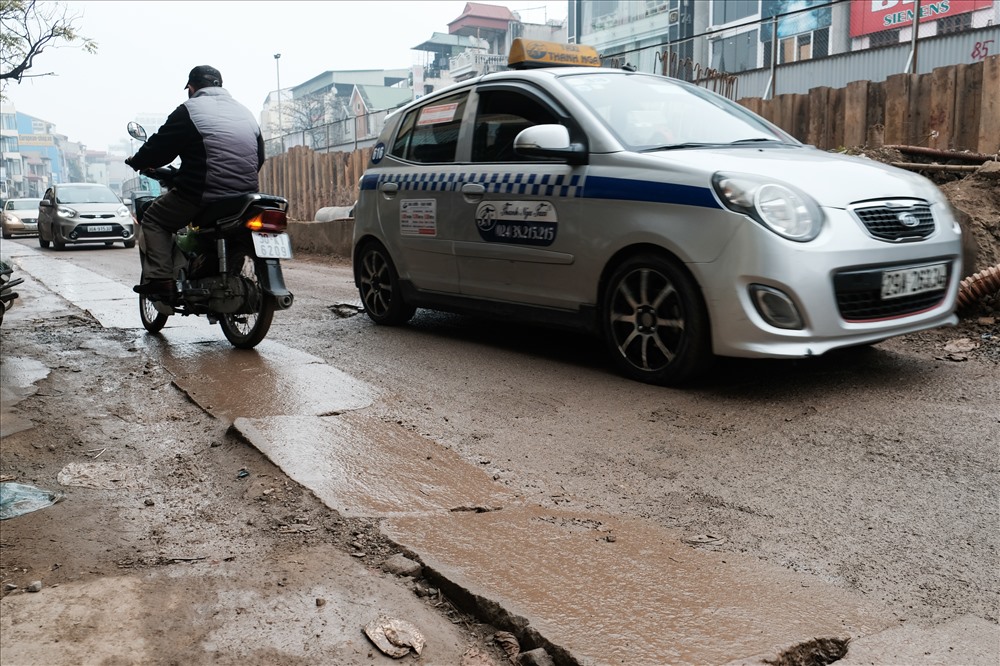 Tuy nhiên, cung đường này gần chợ đầu mối Long Biên, lượng người tham gia đông đúc, khu vực này thường xuyên rơi vào tình trạng tắc nghẽn.