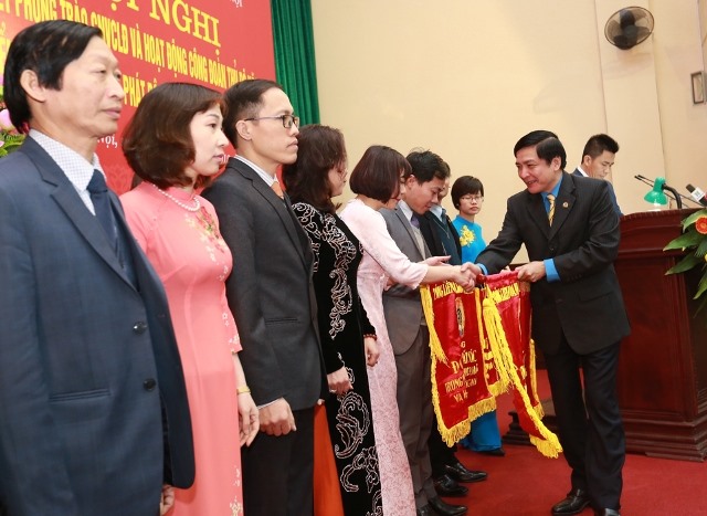 Đồng chí Bùi Văn Cường - Ủy viên TƯ Đảng, Chủ tịch Tổng LĐLĐVN trao tặng Cờ thi đua cho 13 tập thể xuất sắc. Ảnh: Hải Nguyễn