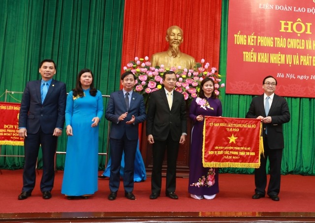 Đồng chí Hoàng Trung Hải - Ủy viên Bộ Chính trị, Bí thư Thành ủy Hà Nội trao tặng Cờ thi đua xuất sắc của UBND TP. Hà Nội tặng LĐLĐ TP. Hà Nội. Ảnh: Hải Nguyễn
