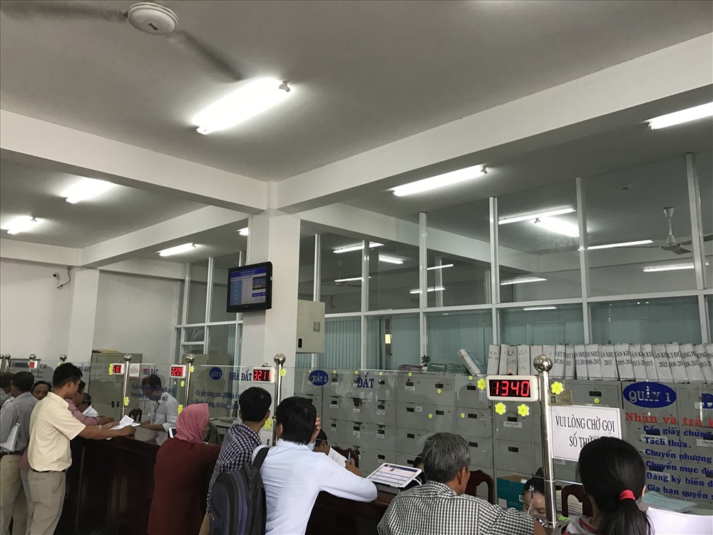 Văn phòng đăng ký đất đai TP được uỷ quyền ký xác nhận trên giấy tờ nhà đất đã khiến nhiều hồ sơ bị trễ hẹn. Ảnh: H.H