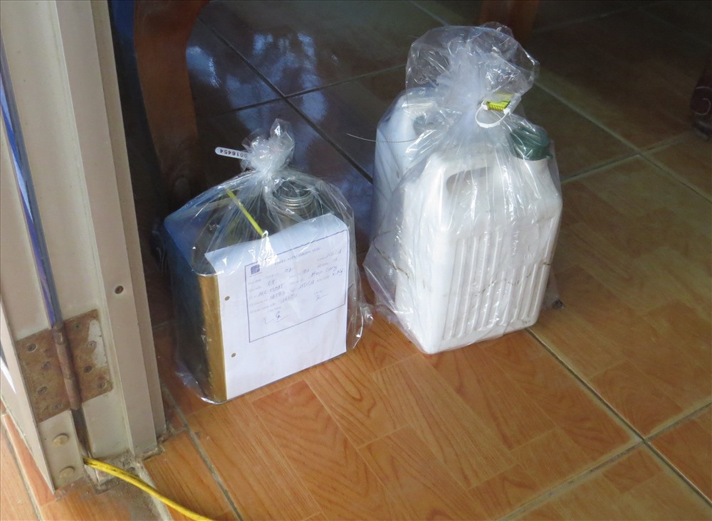 Mẫu xăng nhập vào ngày 15.1 của của cửa hàng xăng dầu số 7. Ảnh: Hưng Thơ.