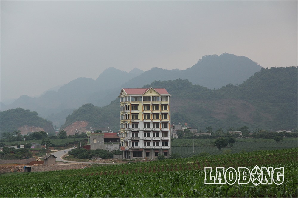 Từ xa nhìn lại, tòa nhà của Tráng A Tàng có độ cao nổi bật giữa vùng rừng núi Tây Bắc.
