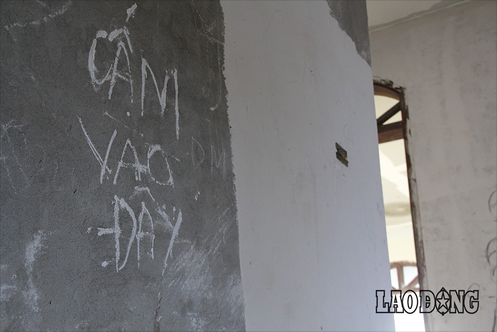 Những dòng chữ cảnh báo này cũng chẳng có tác dụng. Ảnh: LN.