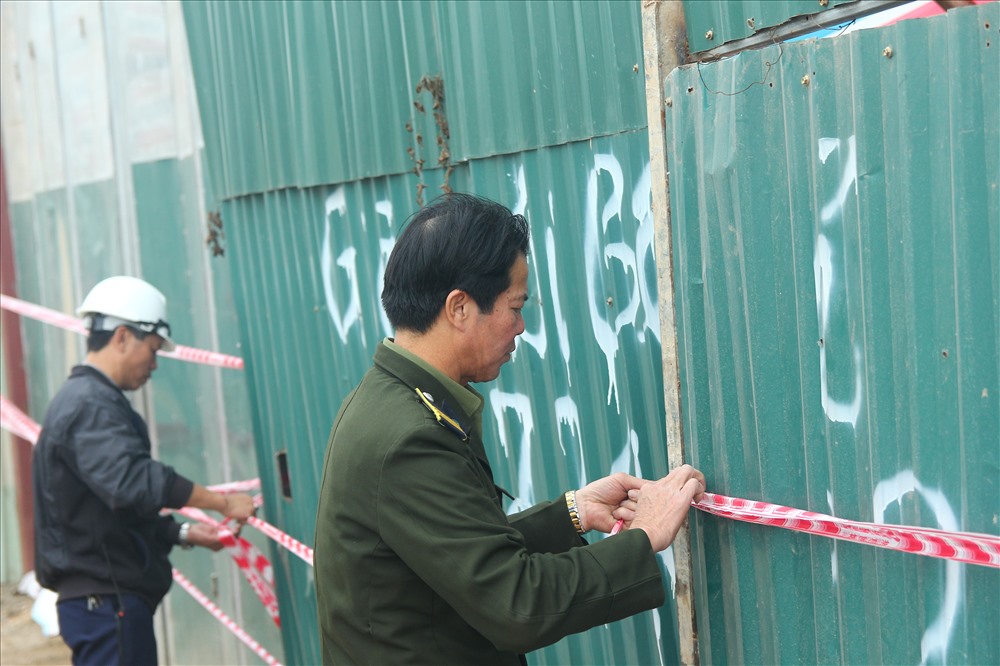 Đến thời điểm hiện tại, xác định 3 người tử vong tuổi đời dưới 30 tuổi. Công trình xảy ra vụ việc đang xây dựng tầng 1. Công trình này của một hãng ô tô làm chủ đầu tư, đang xây dựng tòa nhà và văn phòng làm việc”, vị lãnh đạo Trưởng phòng Cảnh sát PCCC số 3 thông tin.