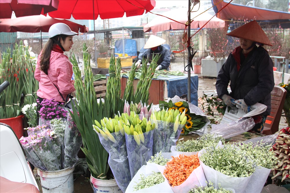 Nhiều chị em phụ nữ chia sẻ, ngoài xôi, gà luộc, trái cây thì hoa tươi không thể thiếu để thắp hương ngày mùng một