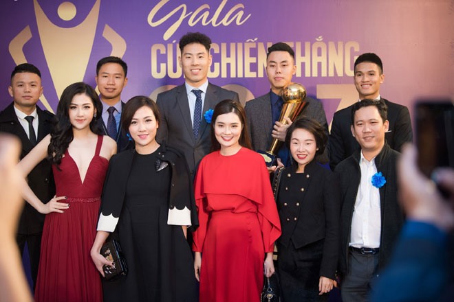 Người đẹp họ Dương diện chiếc đầm màu đỏ bóc-đô khoe khéo đôi chân dài miên man của nhà thiết kế “ruột” Lê Thanh Hòa.