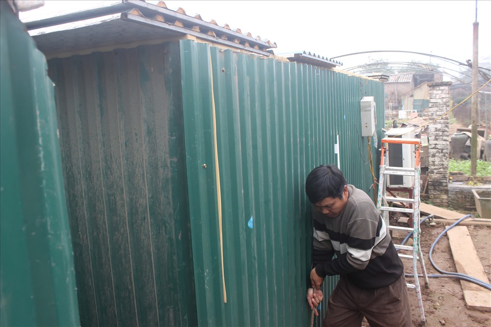 Khu vườn nhà anh rộng khoảng 300 m2 nhưng có tới 3 “lô cốt” quây tôn kín mít và lắp điều hòa cỡ lớn.