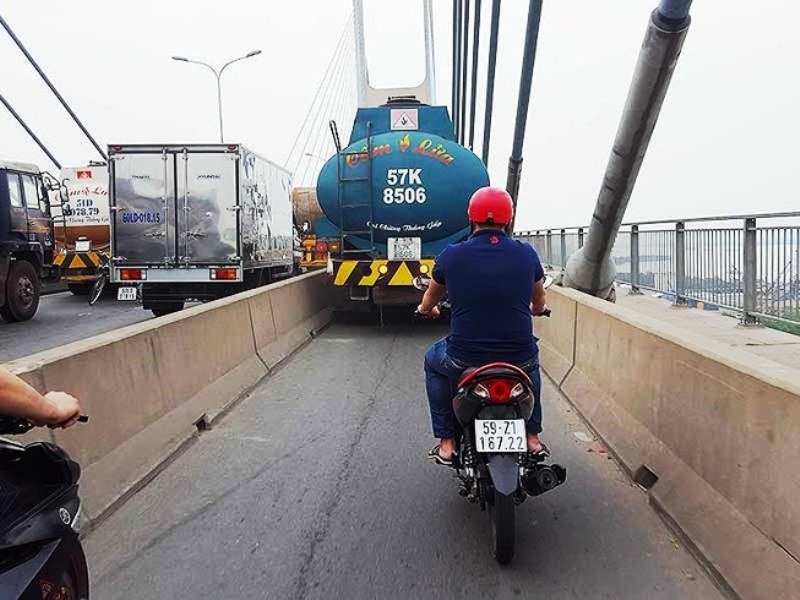 Chiếc xe bồn ngang nhiên chạy vào làn xe máy trên cầu Phú Mỹ