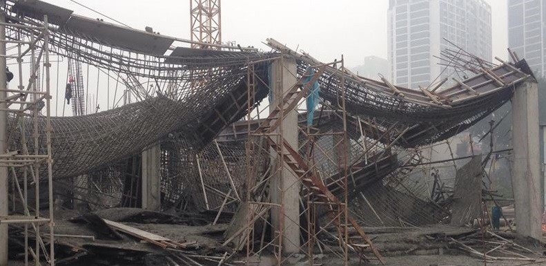 Vụ sập giàn giáo kinh hoàng ở Hà Nội, khiến 3 người tử vong tại chỗ, 3 người khác bị thương, được đưa đi cấp cứu tại bệnh viện.