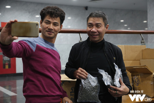 Minh Quân hóm hỉnh chia sẻ Thiên Đình không nhận phong bì nhưng rất vui mừng khi nhận những món quà quê từ khán giả