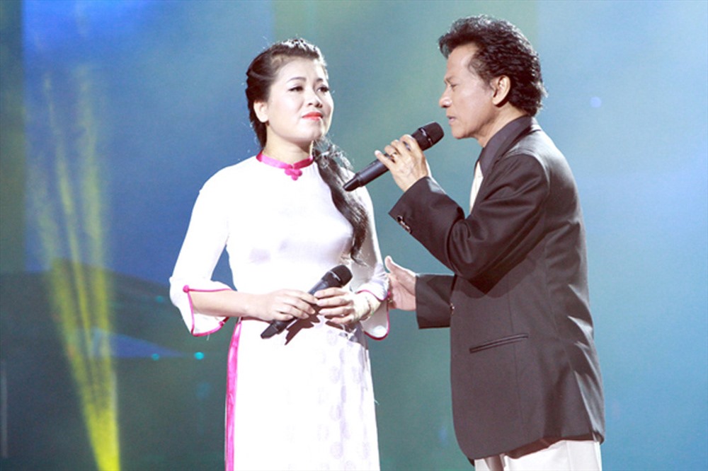 Anh Thơ song ca cùng Chế Linh trong một chương trình về bolero.