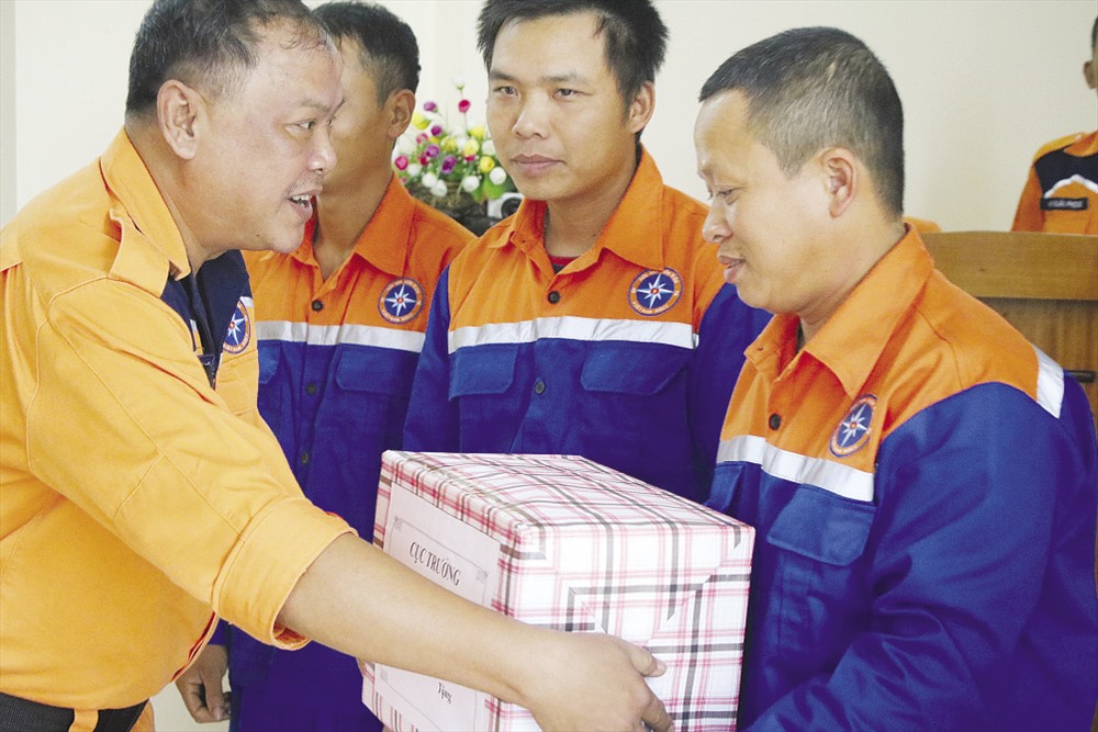 Sự hiện diện của những màu áo cam là hy vọng của ngư dân nơi biển lớn.