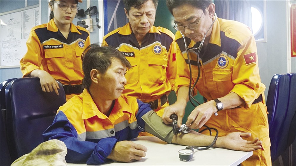 Những ngư dân Nam Định được đưa vào bờ an toàn sau 2 ngày lênh đênh trên biển.