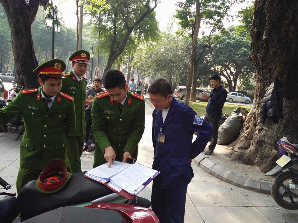 Lực lượng công an xử phạt bãi trông giữ xe vi phạm.