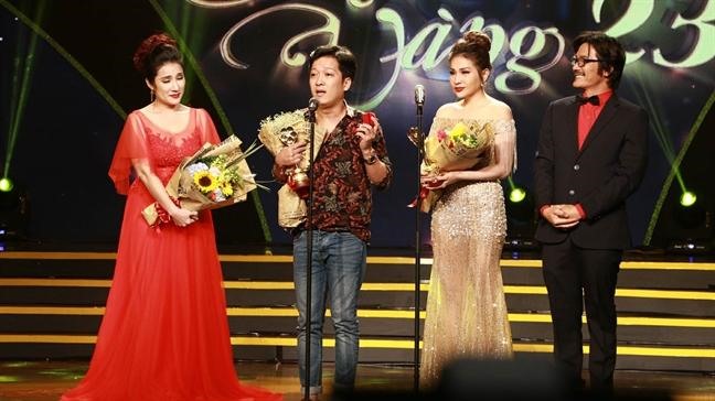 Màn phát biểu của Trường Giang khiến chương trình bị “lố” 7 phút ảnh hưởng tới phần nhận giải của các nghệ sĩ khác. Ảnh: Phạm Huy