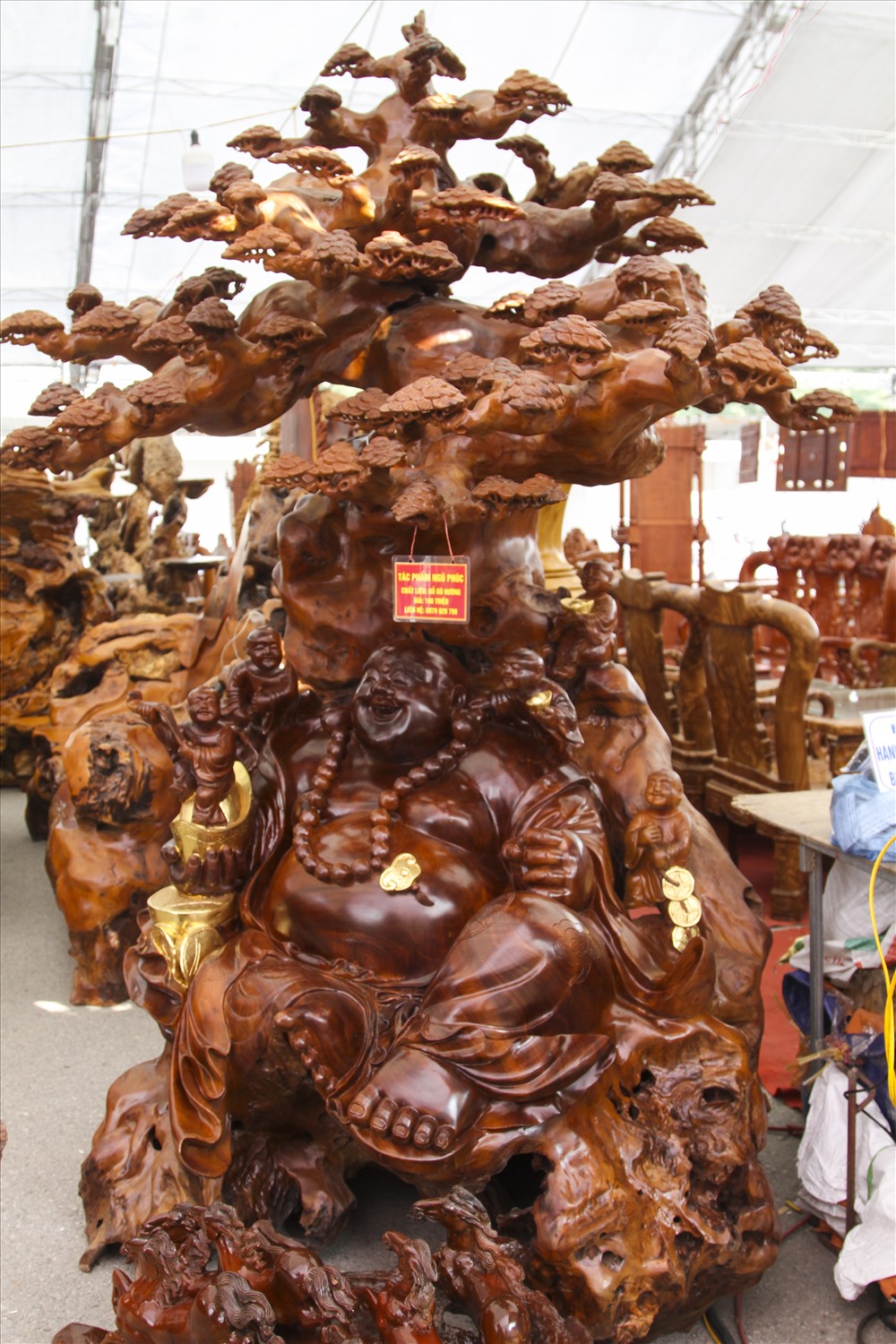 oài tác phẩm Long Quy, Tác phẩm Ngũ phúc làm từ gỗ gụ hương có giá 160 triệu đồng, và được dát lên mình khoảng hơn 1 cây vàng 9999.