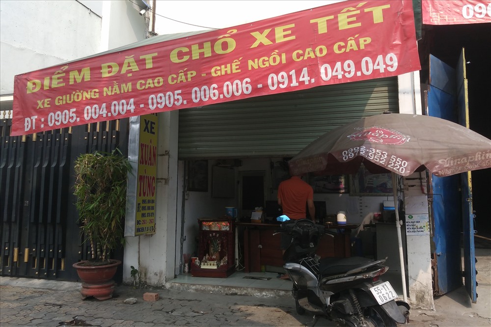 Một hãng xe “dù” treo biển hiệu thông báo bán vé xe tết trên đường Đồng Đen (Q.Tân Bình, TPHCM).