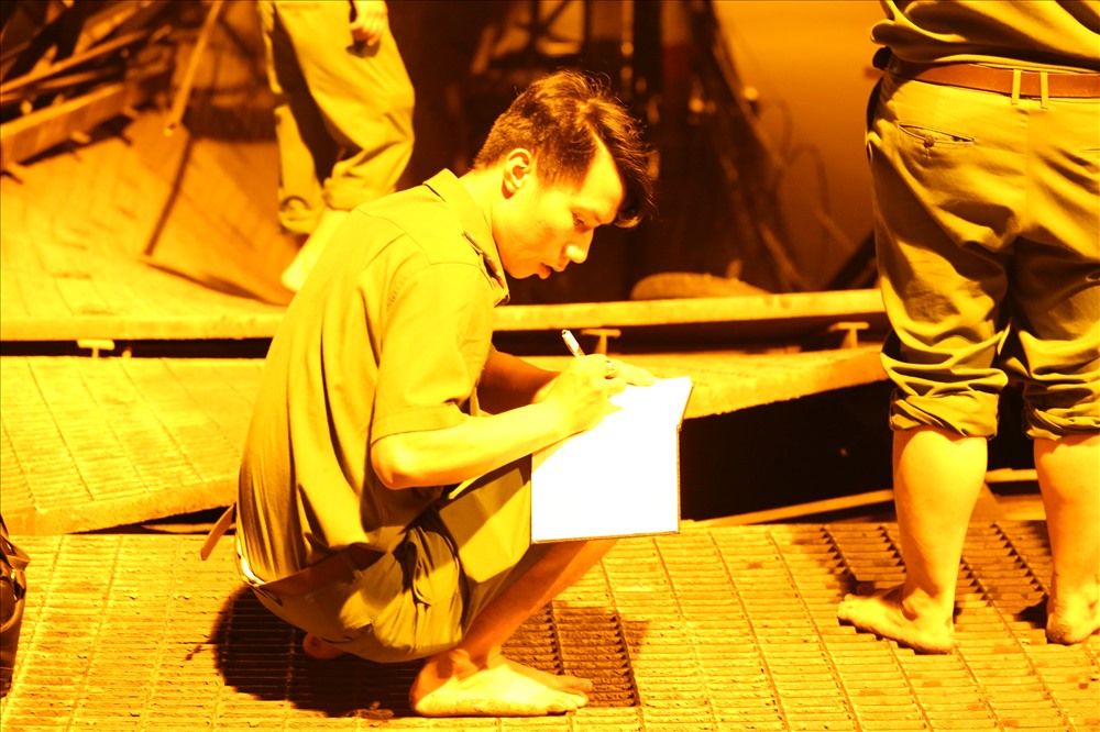 Công an lập biên bản ghi nhận hiện trường. Ảnh: Trường Sơn