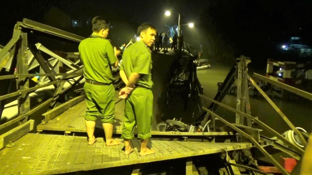 Ngay sau khi sự cố xảy ra, công an và chính quyền địa phương đã phong tỏa hiện trường, tìm kiếm người và phương tiện đang chìm đươi lòng sông. Ảnh: Trường Sơn