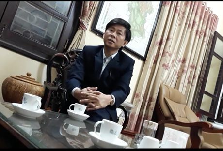 Chánh văn phòng UBND huyện Quốc Oai trao đổi với báo Lao Động - Ảnh cắt từ Clip