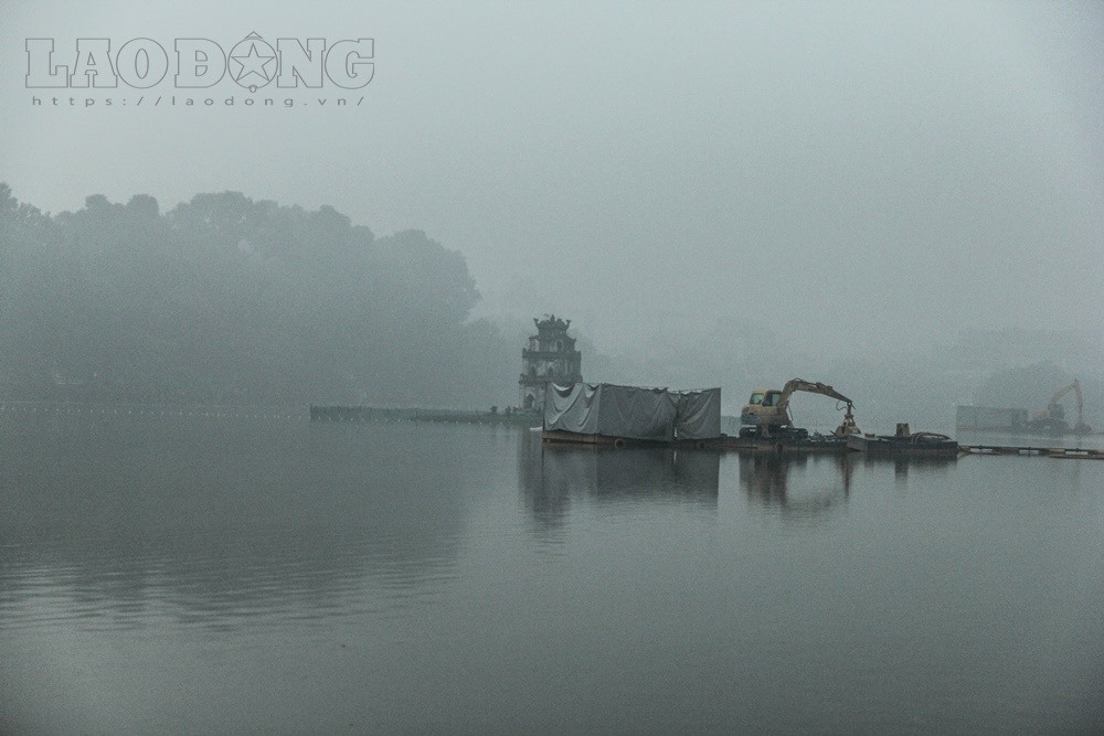 Chiều 2/1, do ảnh hưởng của khối không khí lạnh tăng cường, toàn thành phố Hà Nội bị bao phủ bởi lớp sương mù dày đặc. Đến khoảng 17h, Hà Nội vẫn đang chìm trong sương mù dày đặc, kèm theo mưa nhỏ. Nóc của các tòa nhà cao tầng gần như bị “nuốt chửng“. Dự báo tình trang sương mù sẽ vẫn còn kéo dài đến hết ngày hôm nay.