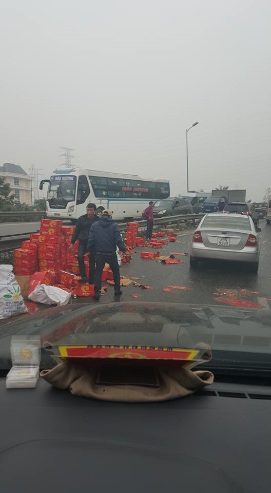 Hai lái xe taxi hôi của trên cao tốc.