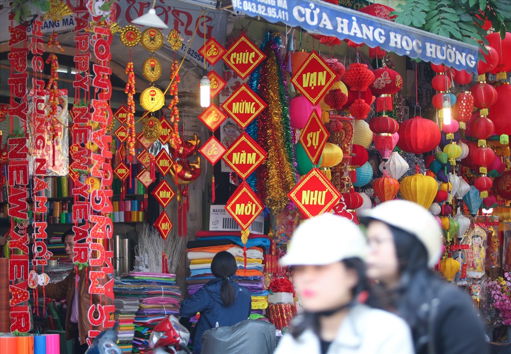 Phố Hàng Mã bày bán các đồ trang trí phục vụ Tết Nguyên Đán.