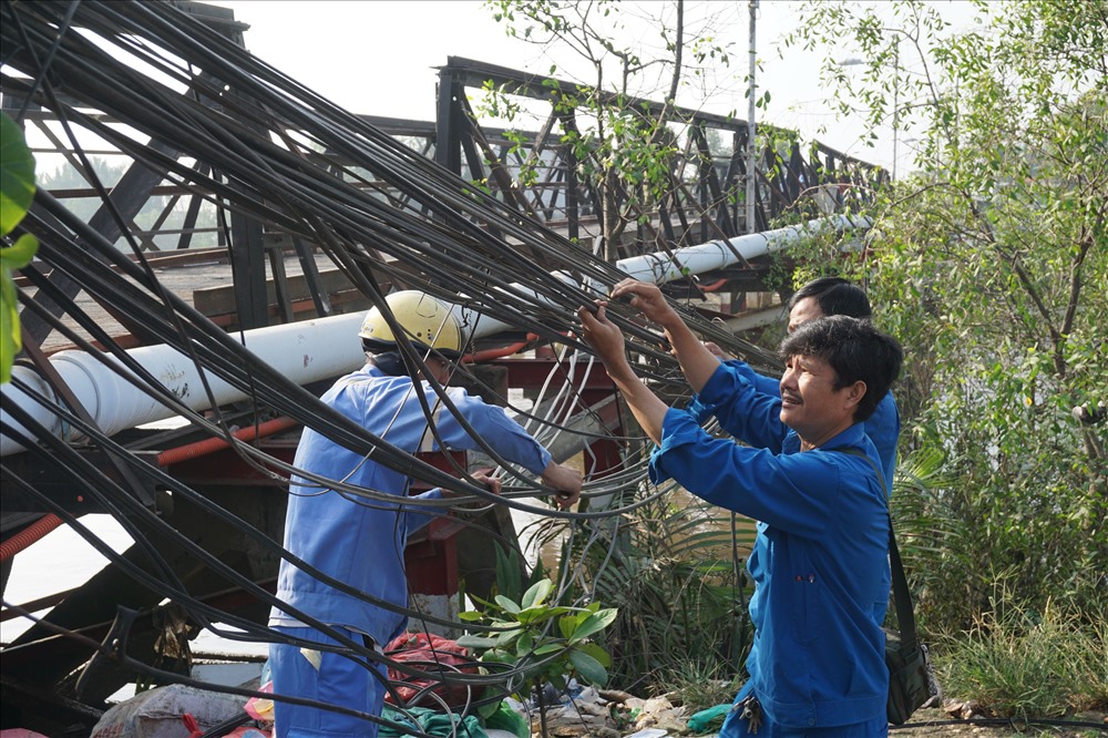 Nhân viên điện lực cũng có mặt tại hiện trường để sửa chữa cáp, dây diện