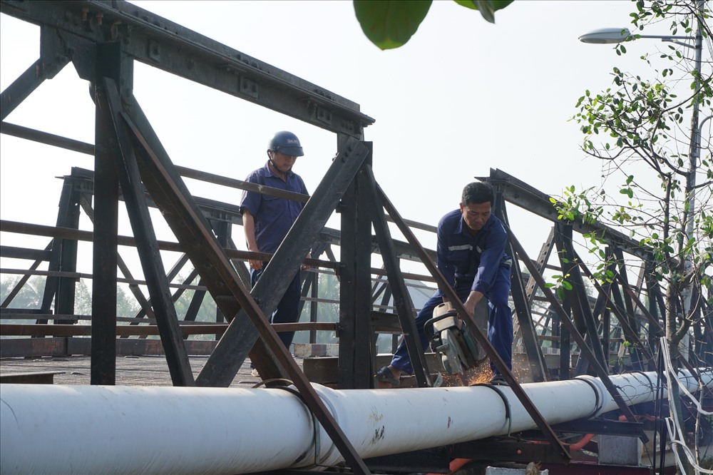 Cầu sập khiến hai đường ống nước, cáp điện lực và chiếu sáng bị hư hại