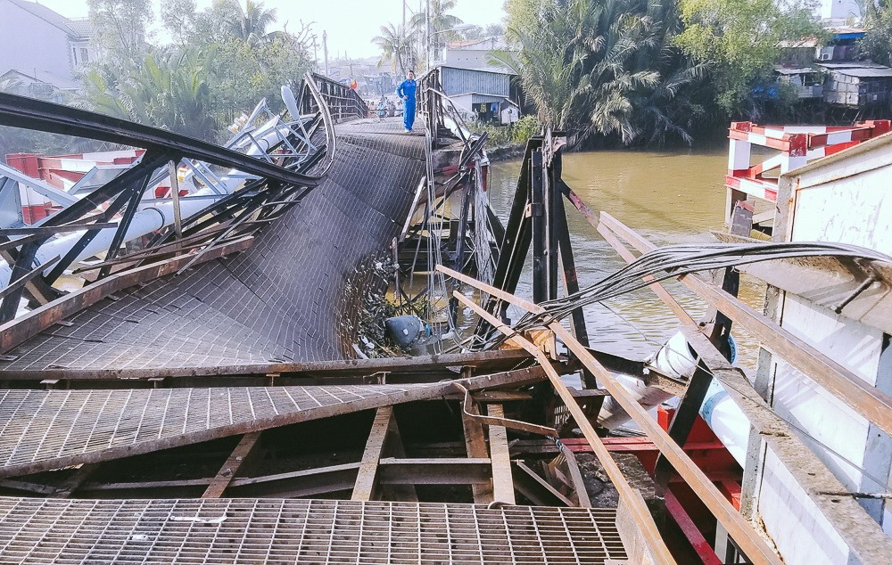 Tối ngày 19.1, điều người dân lo lắng đã xảy ra khi một chiếc xe tải chở vật liệu xây dựng 15 tấn qua cầu làm cầu sập