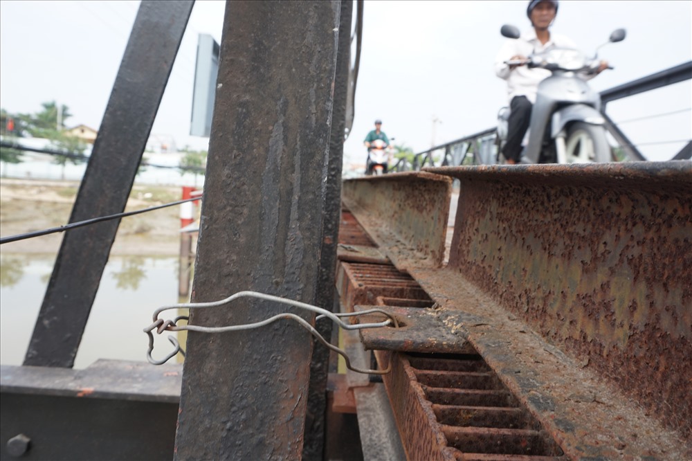 Nhiều vị trí mặt cầu và thành cầu được buộc bằng sợi thép nhỏ