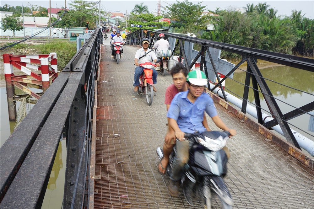 Cầu Rạch Tôm thuộc địa bàn xã Nhơn Đức cũng đang xuống cấp nghiêm trọng