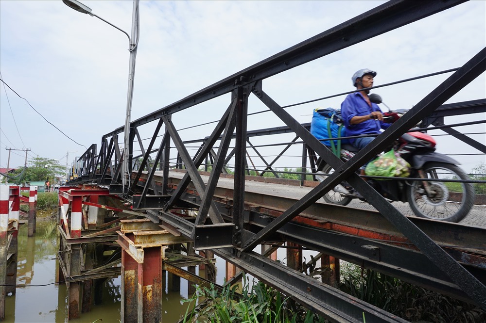 Các trụ cầu và trụ bảo vệ cầu dường như đã hoen gỉ theo thời gian