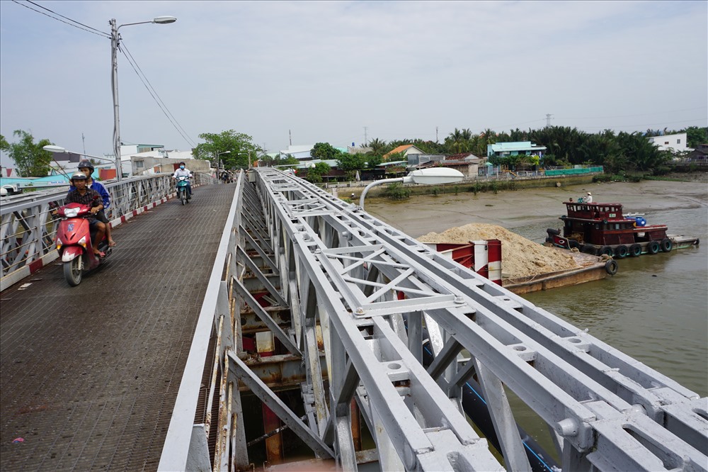Bên dưới lòng sông tàu thuyền khai thác cát, vận chuyển hàng hóa chạy ầm ầm làm ai cũng thót tim.