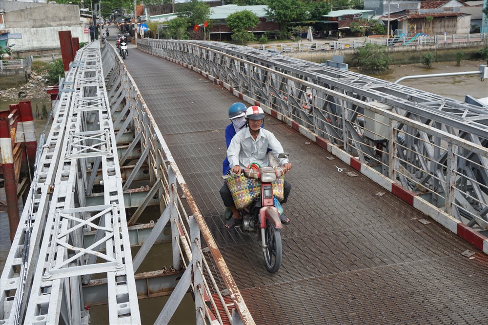 Cách đó không xa, cầu Rạch Dơi mỗi lần có xe đi qua cũng rung lắc ầm ầm